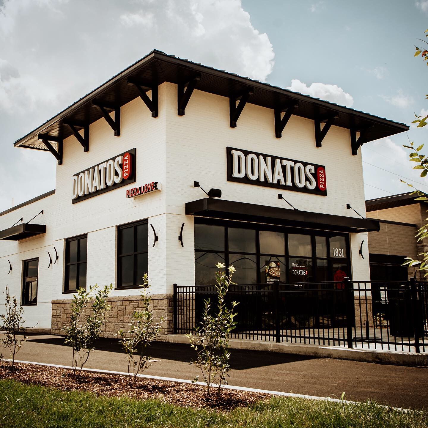 Donatos Pizza storefront